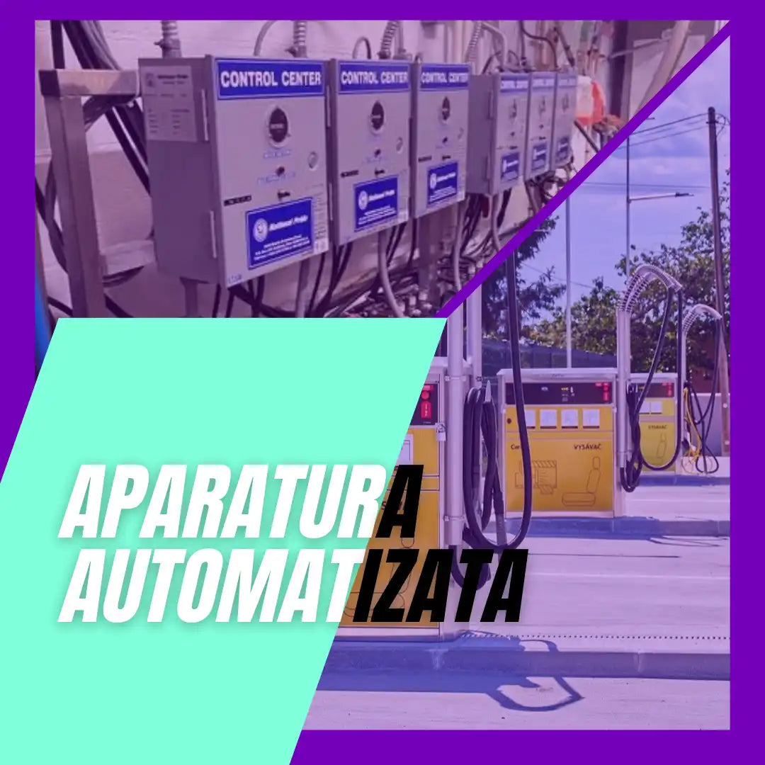 Panouri de control și pompe de combustibil la o stație de benzină.