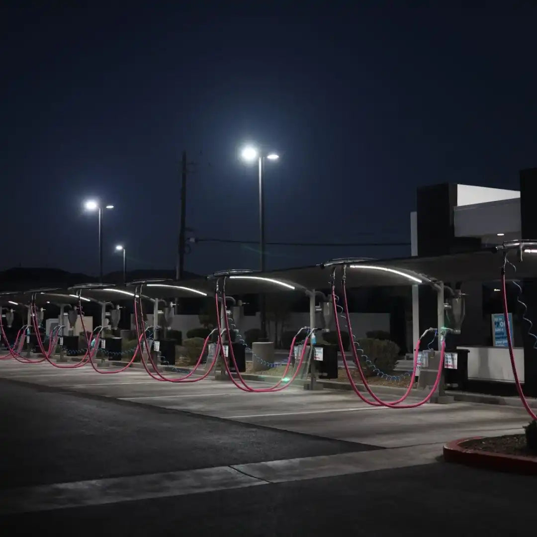 Stație de încărcare pentru vehicule electrice cu multiple porturi de încărcare noaptea.