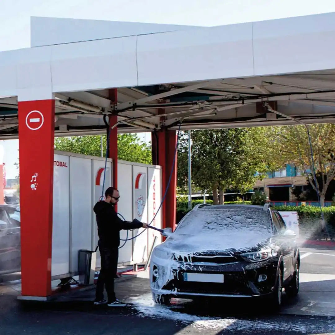 Mașina fiind spălată la o stație de spălare auto de tip self-service.