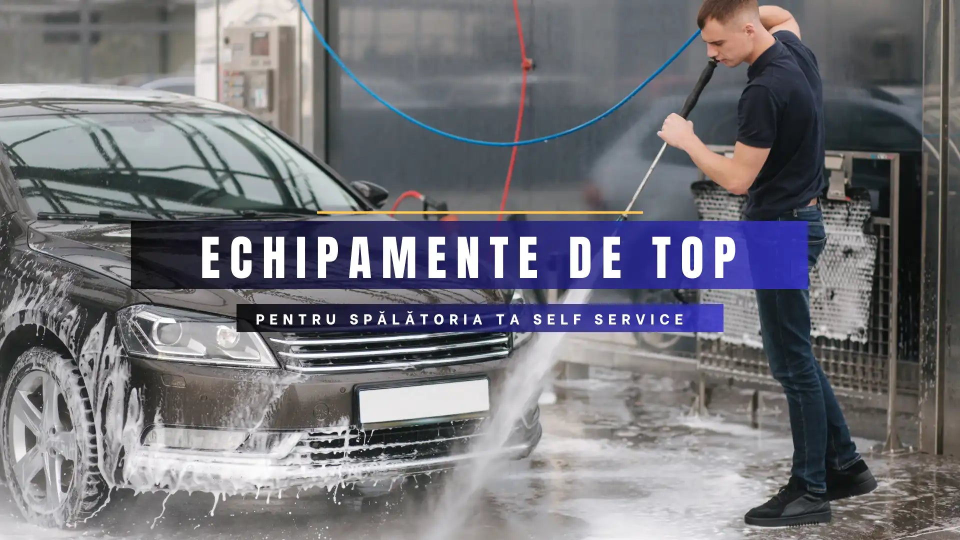 Persoană spălând o mașină neagră cu echipament de curățare profesional la o stație de spălare auto.