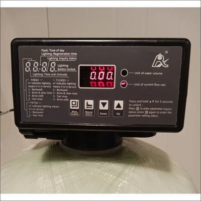 Panou de control digital negru cu afisaj led rosu si instructiuni albe pentru sistem dedurizare apă duplex 100 x2 utilizat in self service industrial