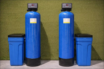 Două dedurizatoare de apă duplex 50l albastre cu bază neagră și panou digital pentru spălătorie self service